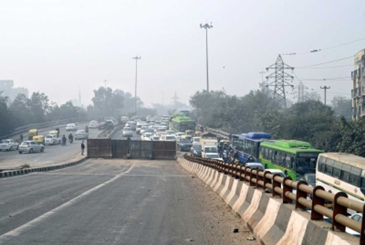 दिल्ली के सबसे व्यस्ततम आश्रम फ्लाईओवर का काम तय समय सीमा में नहीं हो पाया, जाम के झाम से लोग परेशान